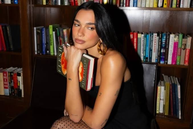 Hem Pop Yıldızı Hem De Kitapsever Olarak Dua Lipa'nın Kitap Kulübü ve Bir Okuma Listesinin Gizli Politikası