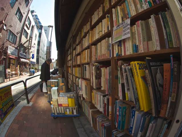 Kitapçılar Kapanırken Postaneler Açılıyor: Japonya'dan Sessiz Bir Yayıncılık Devrimi